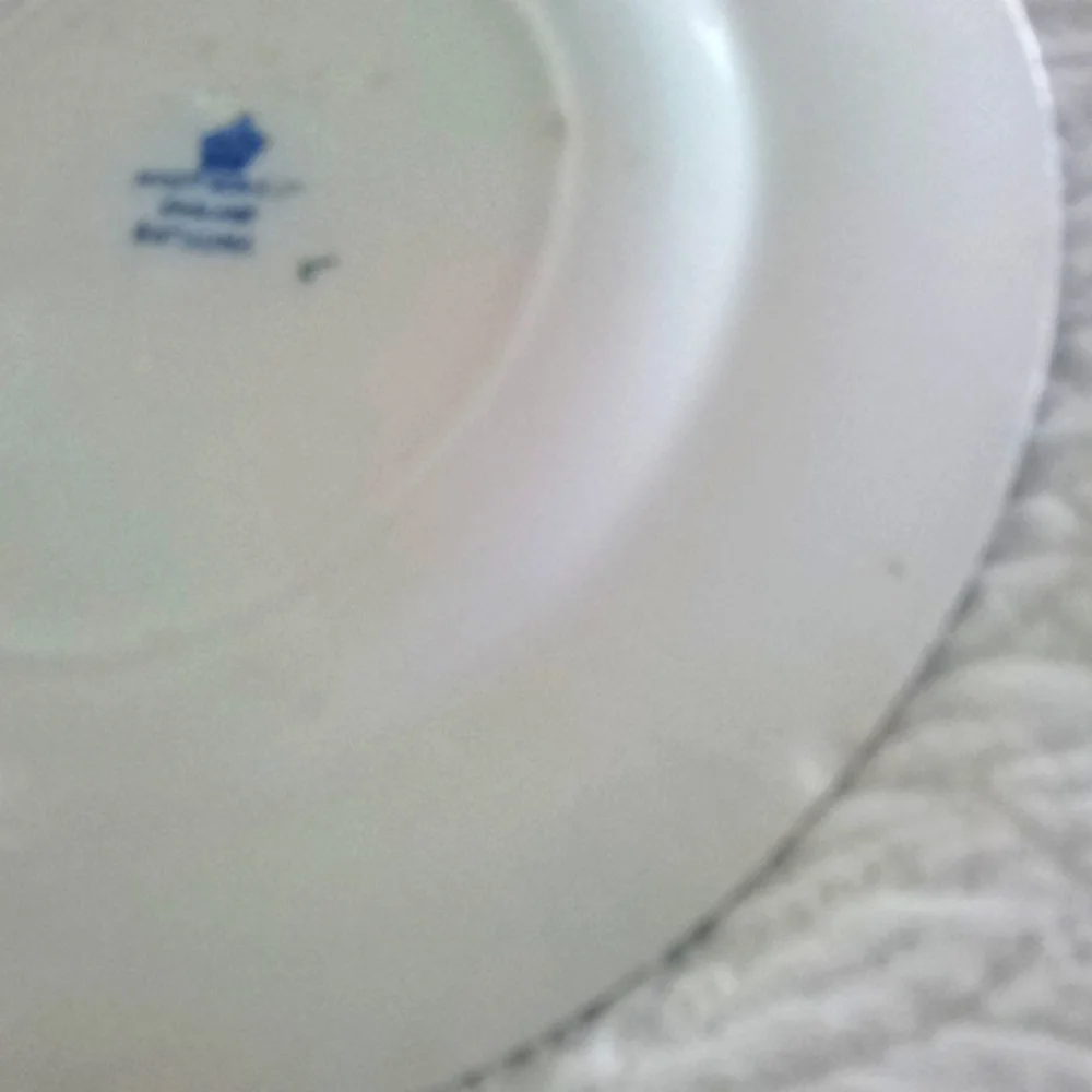 English collectable decorative plate numbered. One small chip on back. - Picture 3 of 3